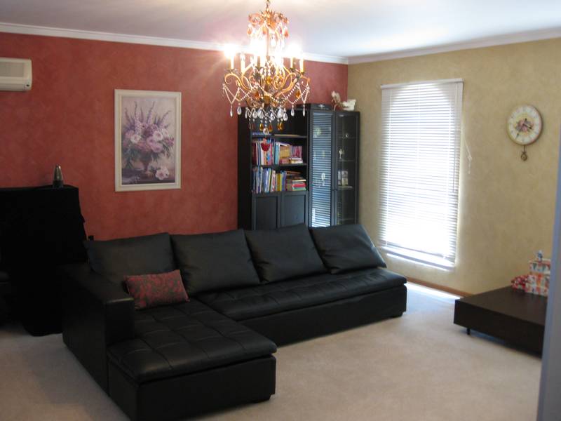 FANTASTIC LOCATION CLOSE TO SHOPS & PRIMARY SCHOOL Picture 3