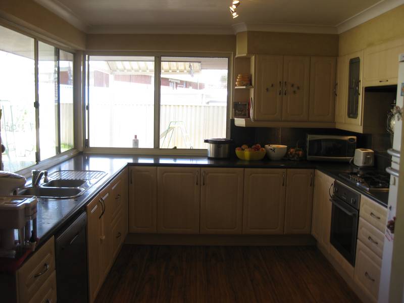 FANTASTIC LOCATION CLOSE TO SHOPS & PRIMARY SCHOOL Picture 2