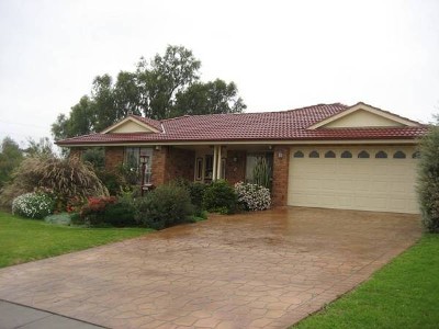 A FAMILY HOME WITH VIEWS, PRIVACY & ESTABLISHED GARDENS Picture