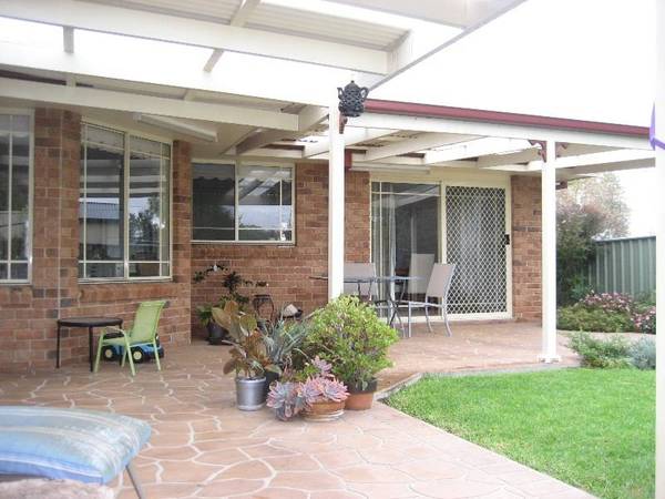 A FAMILY HOME WITH VIEWS, PRIVACY & ESTABLISHED GARDENS Picture 3