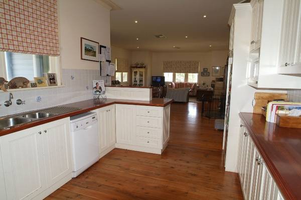 COUNTRY LIFESTYLE IN MAGNIFICENT HOMESTEAD Picture 2