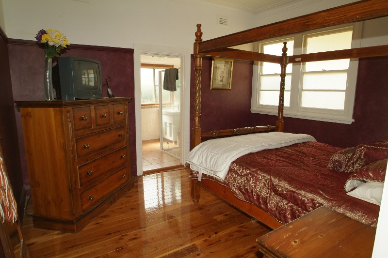 BEAUTIFUL HOME AND GARDENS WITH PRIVACY AND SPACE Picture