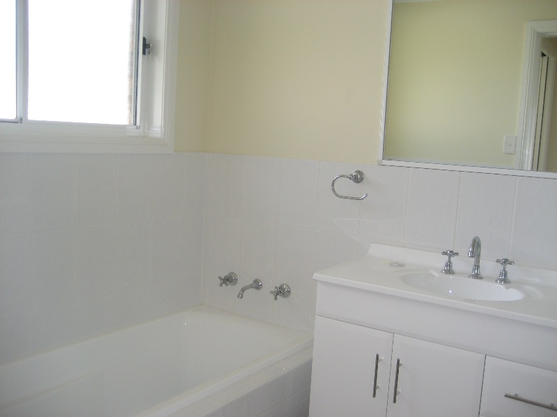 AS-NEW UNIT IN IDEAL LOCATION Picture 3