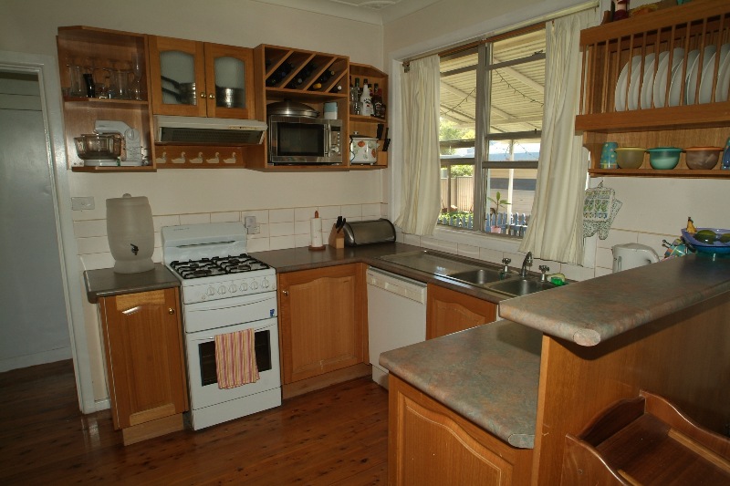 MODERNISED CHARACTER HOME AT ENTRY LEVEL PRICE Picture 3