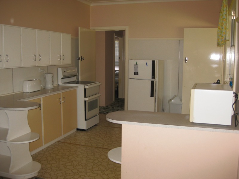 SHORT 0R LONG TERM - FULLY FURNISHED Picture 2