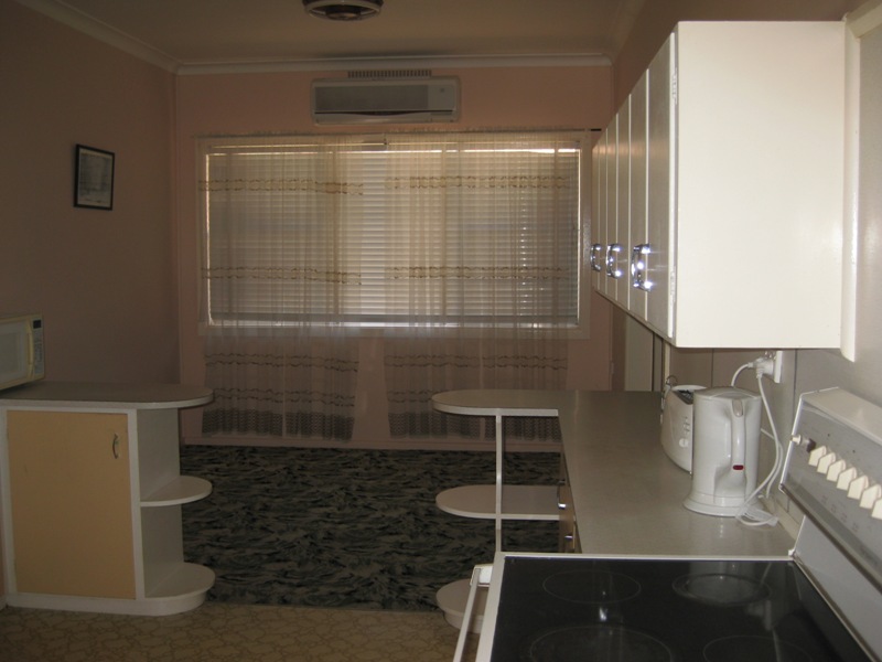 SHORT 0R LONG TERM - FULLY FURNISHED Picture 3