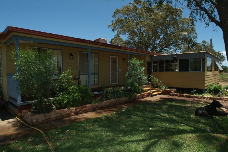 IDEAL COUNTRY RETREAT FOR FAMILIES, RETIREES AND COUPLES Picture 1