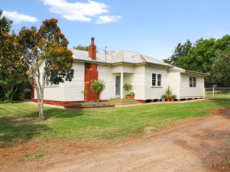 SUPERBLY CONVENIENT LIVING Picture 1