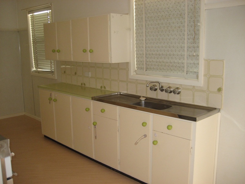 QUIET & COMFORTABLE FIRST HOME Picture 2