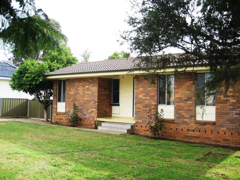 HOME WITH 3 BEDROOMS Picture 2