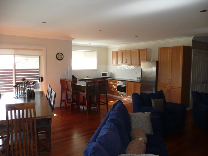 EXQUISITELY DESIGNED FAMILY HOME Picture 2