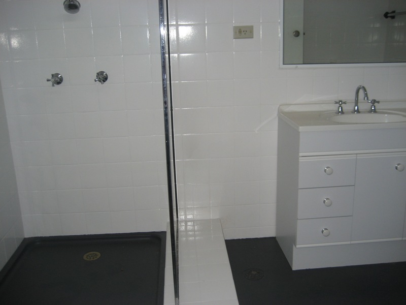 CLOSE TO THE MAIN STREET Picture 2