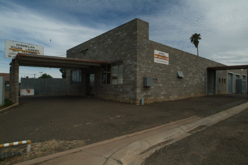 GREAT DOWNTOWN LOCATION Picture 2