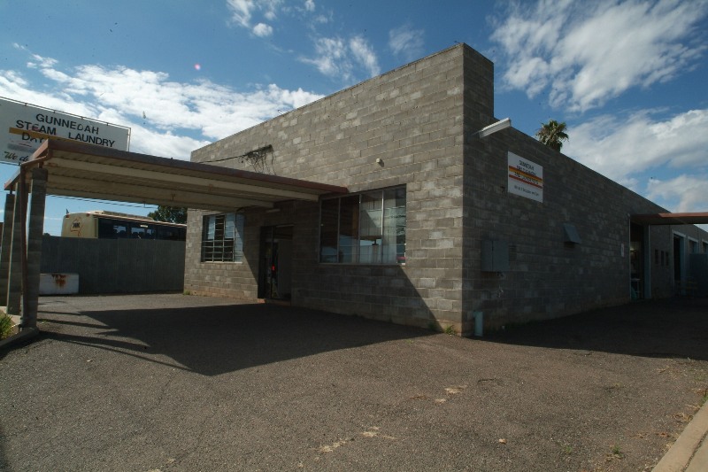 GREAT DOWNTOWN LOCATION Picture 1