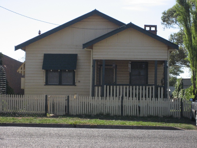 FULLY FURNISHED - CLOSE TO MAIN STREET Picture 1