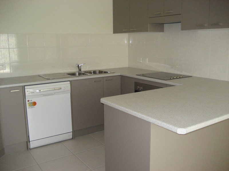 UNIT CLOSE TO TAFE & HIGH SCHOOL Picture 2