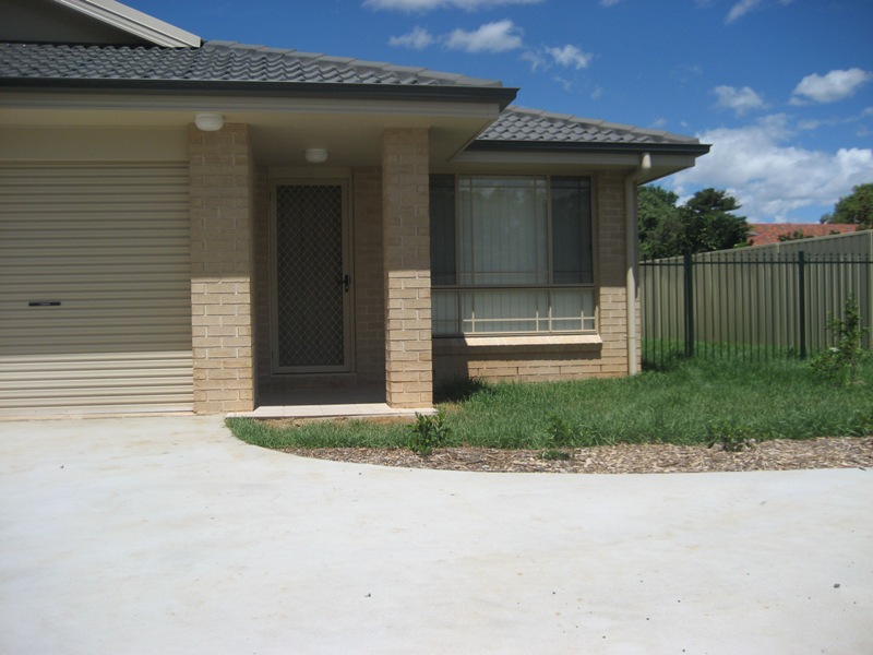 UNIT CLOSE TO TAFE & HIGH SCHOOL Picture 1