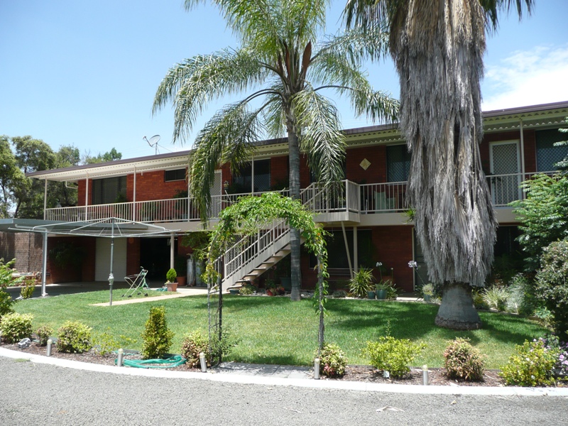 MASSIVELY REDUCED - SPACIOUS HOME WITH DUAL INCOME Picture 3