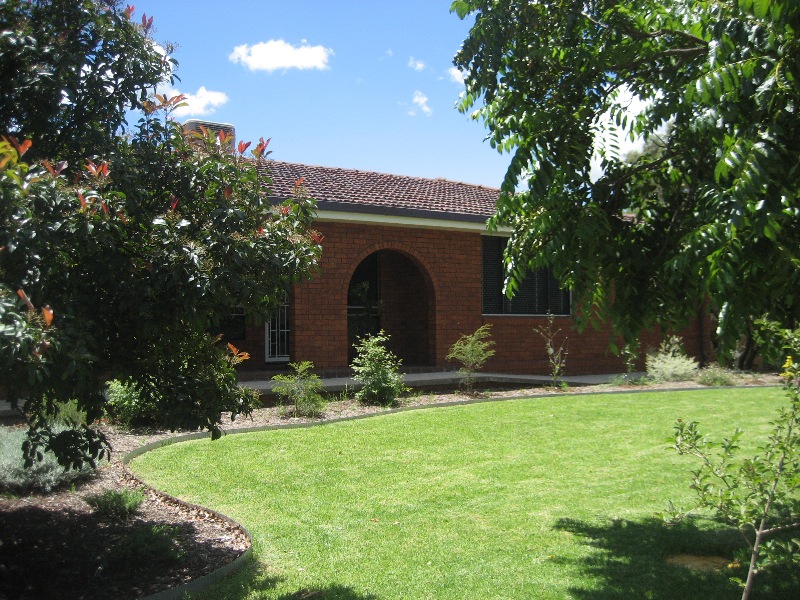 MASSIVELY REDUCED - SPACIOUS HOME WITH DUAL INCOME Picture 1