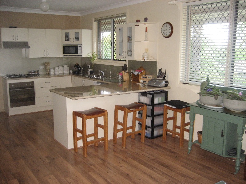 MASSIVELY REDUCED - SPACIOUS HOME WITH DUAL INCOME Picture 2