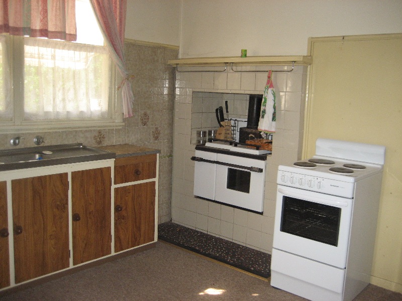 GREAT LOCATION - AVAILABLE NOW Picture 2