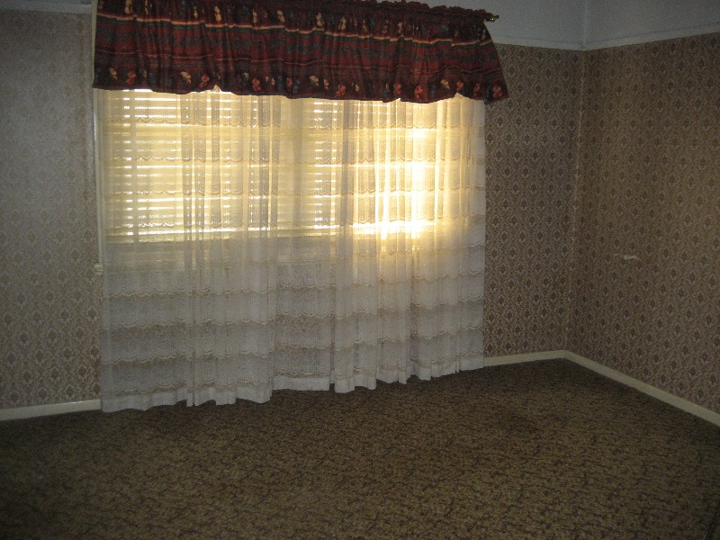 GREAT LOCATION - AVAILABLE NOW Picture 3