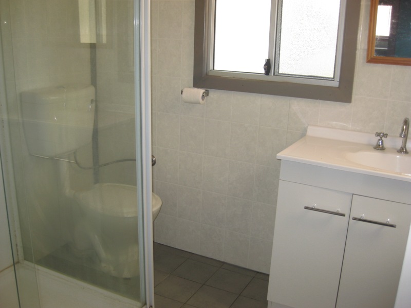 3 BEDROOMS WITH MODERN KITCHEN & BATHROOM Picture 3