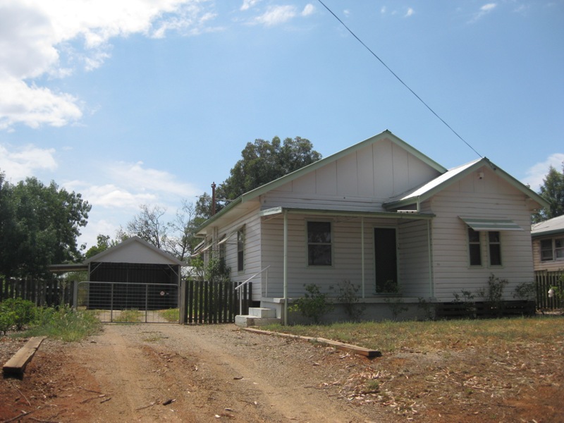 3 BEDROOMS WITH MODERN KITCHEN & BATHROOM Picture 1