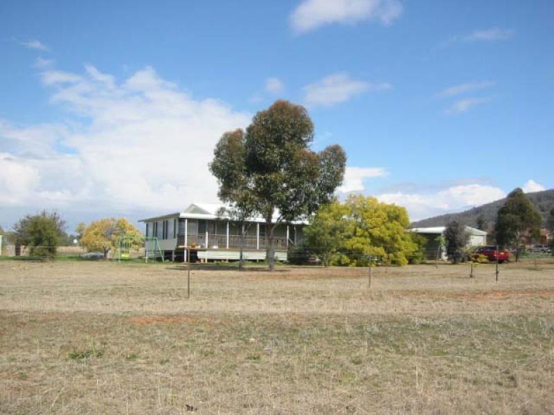 SMALL ACREAGE - JUST OUT OF TOWN Picture 1