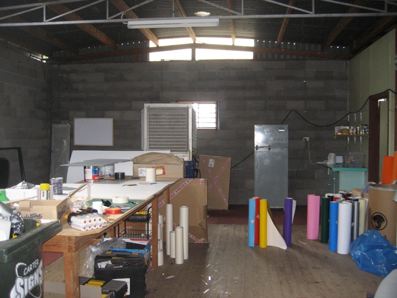 SHOP FRONT WITHIN EASY WALK TO MAIN STREET Picture 3