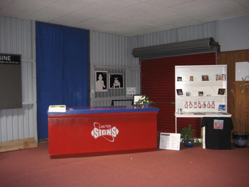 SHOP FRONT WITHIN EASY WALK TO MAIN STREET Picture 2