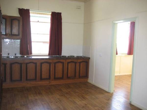 HIGH LIVING - LOW BUDGET Picture 3