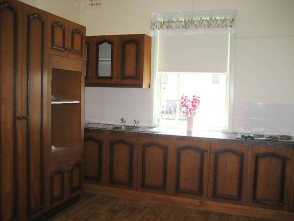 HIGH LIVING - LOW BUDGET Picture 2