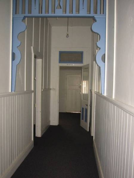 BARBER STREET - CONVENIENT LOCATION Picture 3