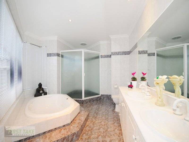 AN IDYLLIC EXISTENCE Picture 3