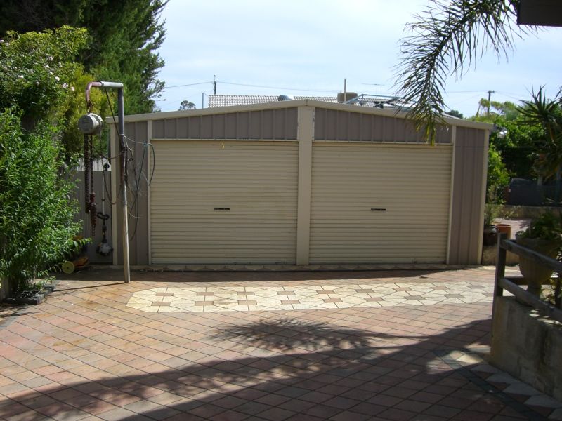 IT'S GOT THE LOT! Picture 3