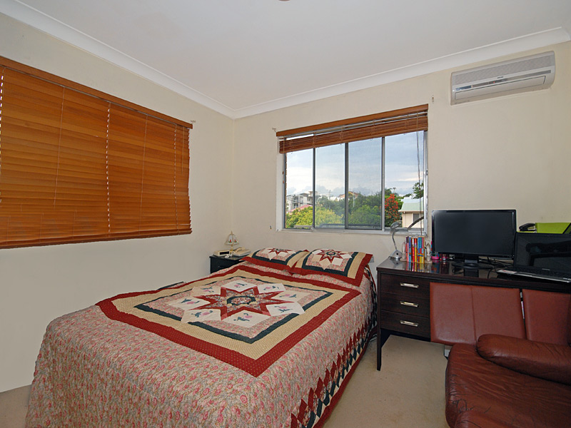 Spacious Renovated Unit. OPEN FOR INSPECTION THIS SATURDAY 10AM - 10.30AM Picture 3