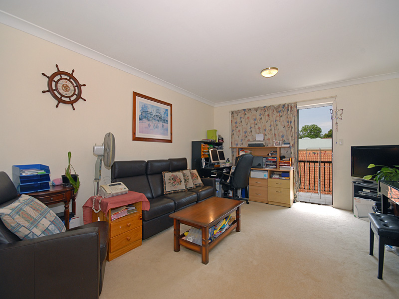 Spacious Renovated Unit. OPEN FOR INSPECTION THIS SATURDAY 10AM - 10.30AM Picture 1