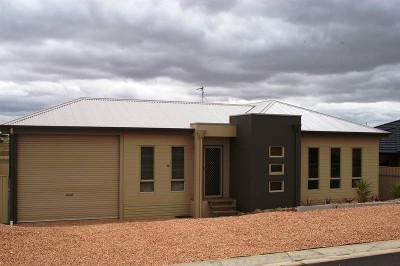 BRAND NEW AT MOONTA BAY - SLEEPS 10!!!! Picture