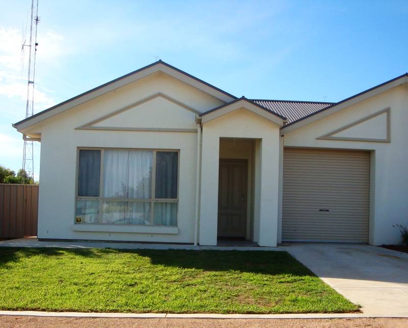 Near New - Close to the water! Picture 1