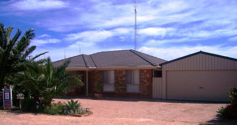 Close to the Beach - Beautiful home and Spacious Guest Retreat! Picture 2