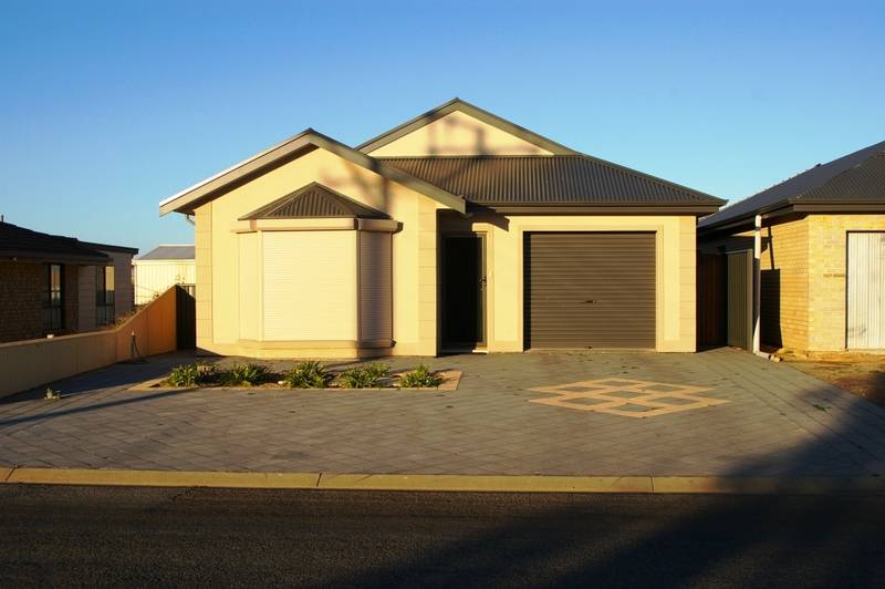 ATTENTION RETIREES! ONLY 150MTRS TO THE BEACH! Low Maintenance! Picture 1