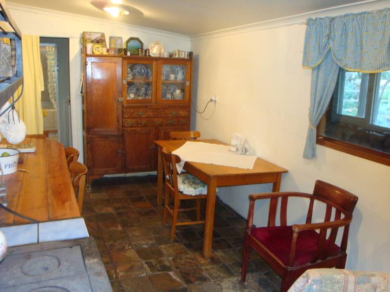 Great Renovator (4 beds!) and on over 1800sm of land! Picture 3