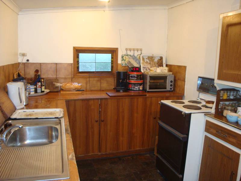 Great Renovator (4 beds!) and on over 1800sm of land! Picture 2