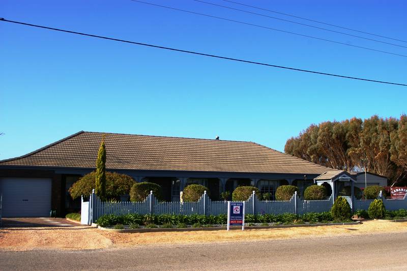 Prestigious Home in Fantastic Location Picture 2