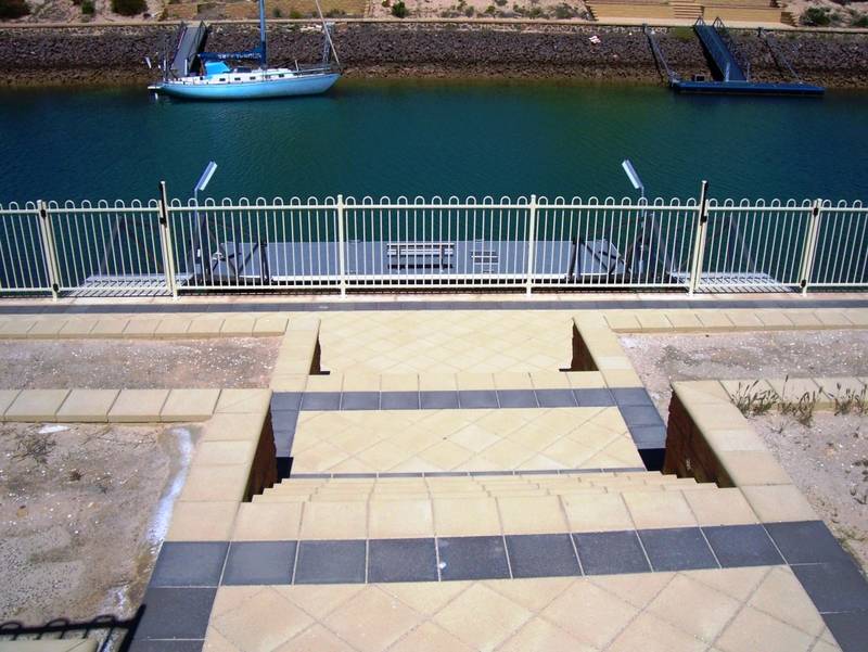 This aint no ordinary Waterfront block! Picture 1