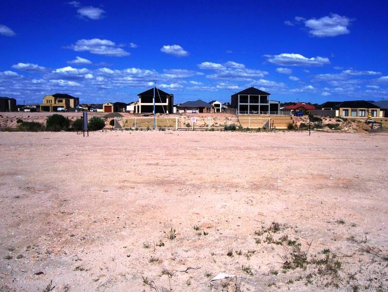 This aint no ordinary Waterfront block! Picture 2