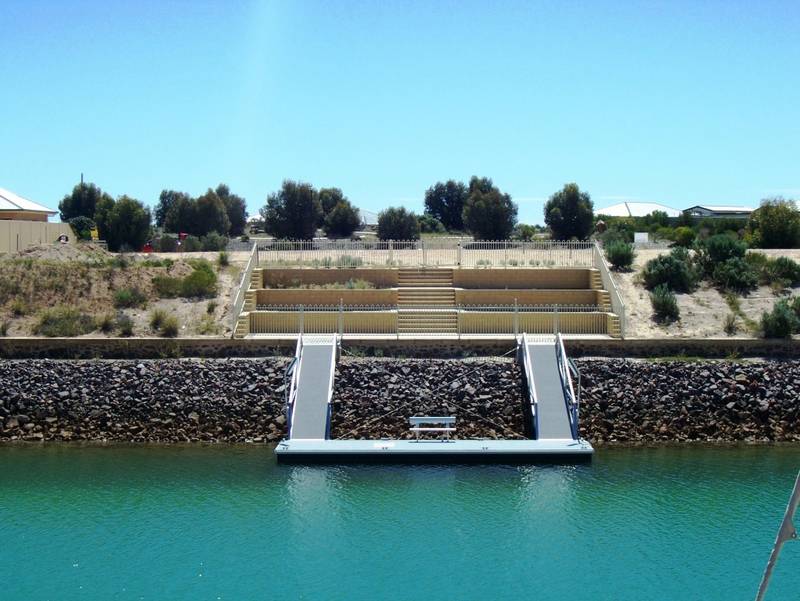 This aint no ordinary Waterfront block! Picture 3