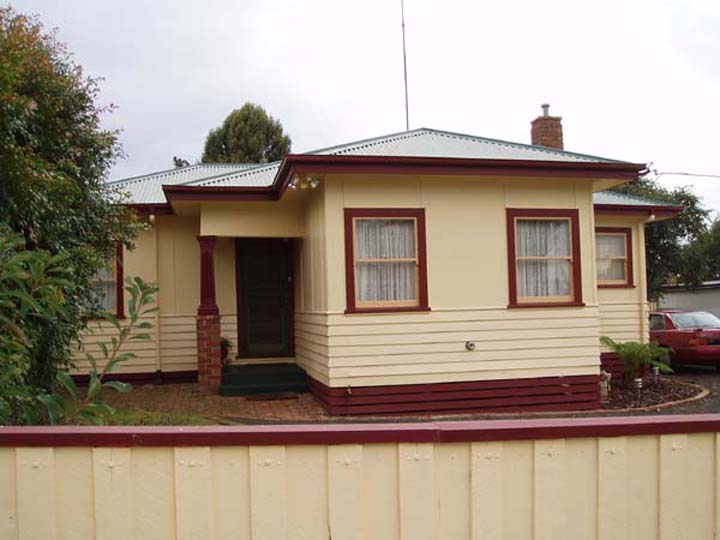 2 Bedroom Weatherboard House Picture 1