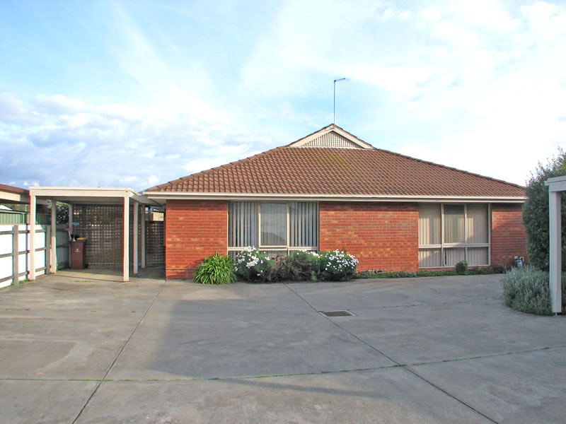 3 Bedroom Townhouse in Quiet Court Setting Picture 1